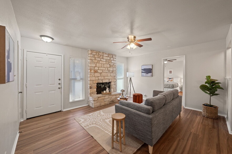 Building Photo - 703 Country Aire Dr