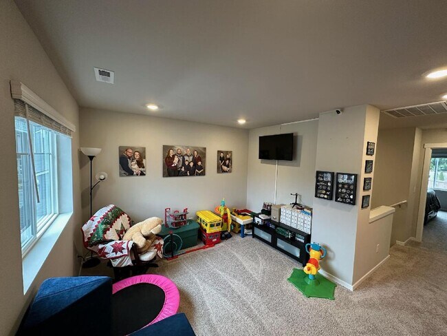 Building Photo - Large Bremerton Townhome