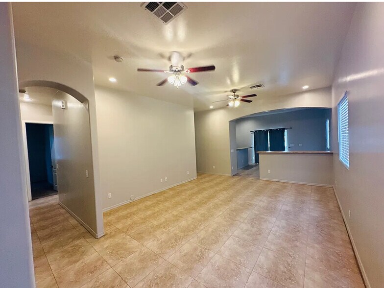 Building Photo - 1417 E Lupine Ave