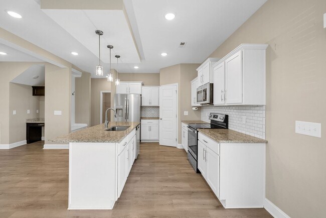 Building Photo - Luxury Meets Comfort: 5-Bed Beauty with Ch...