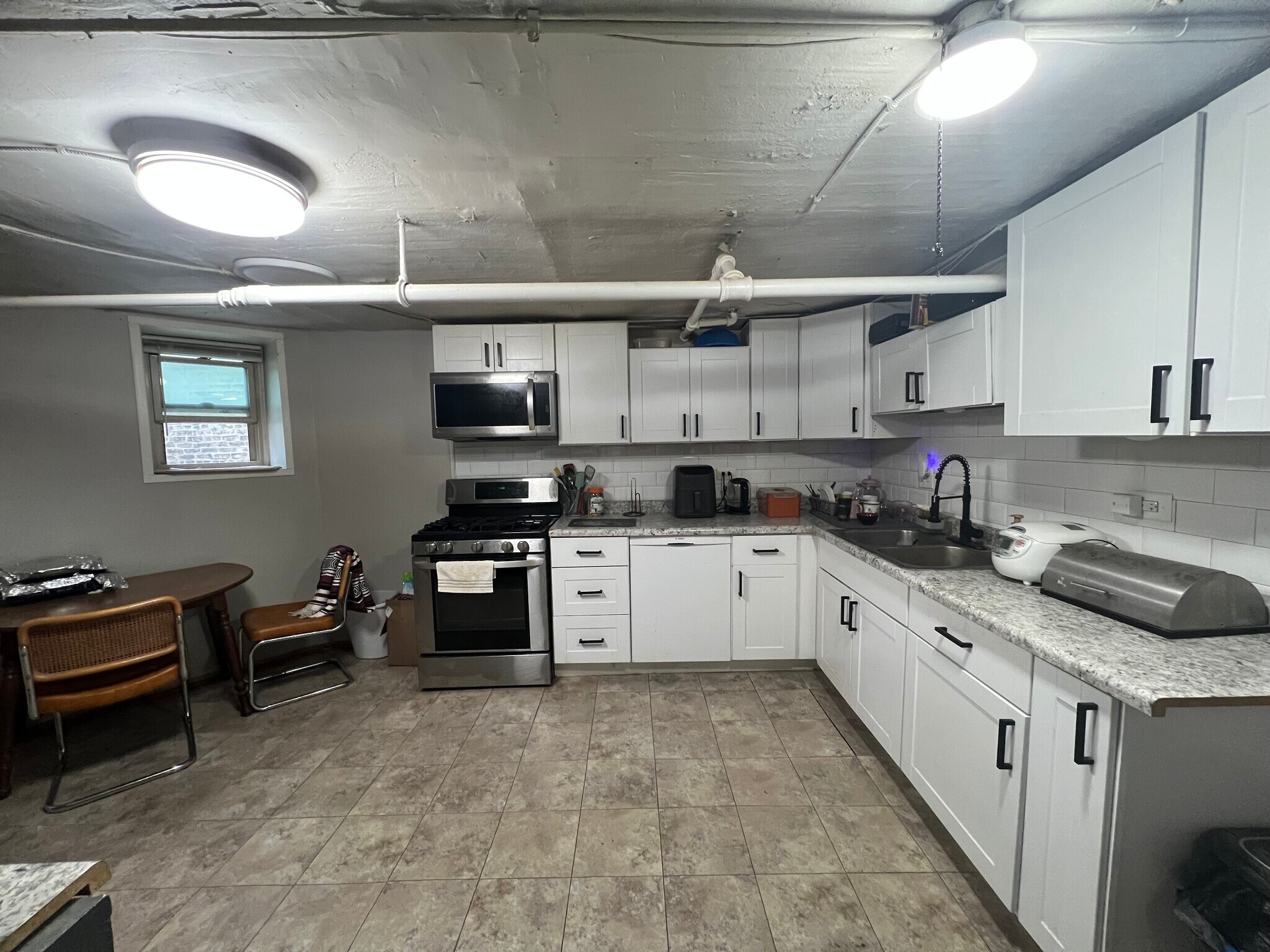 Building Photo - 1620 W Thome Ave