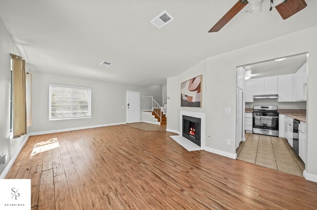 Building Photo - Charming 2-Bed Townhouse with Fireplace in Prime CA Location!