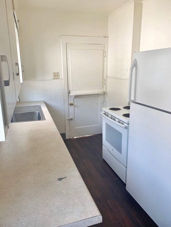 Building Photo - Charming 2-bedroom unit in fourplex