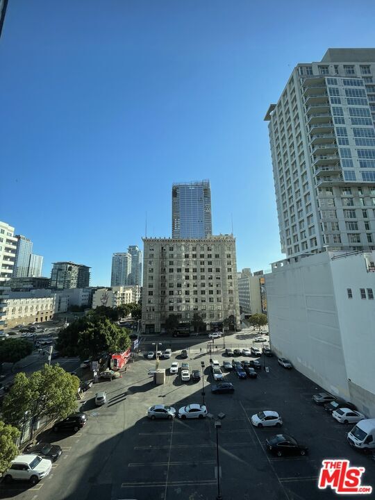 Building Photo - 901 Flower St
