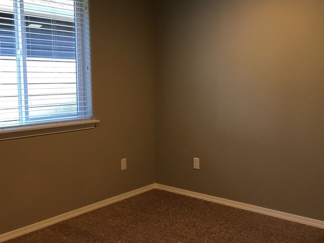 Building Photo - 608 N Trinity Way