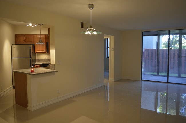 Building Photo - 216 Lake Pointe Dr