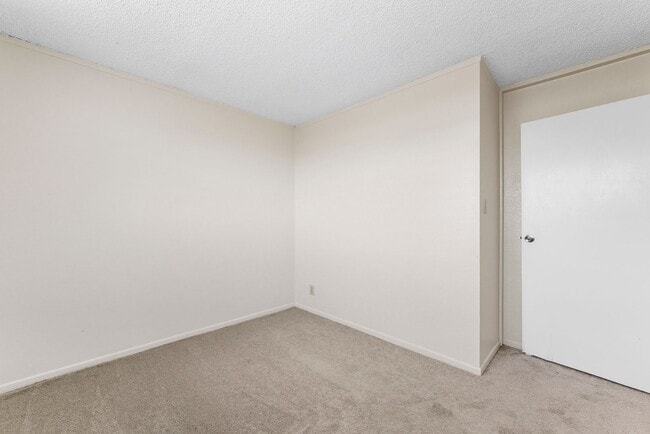 Building Photo - Waiau Gardens Kai Townhouse with 3 bedrooms / 1.5 bathrooms / 2 assigned parking stalls