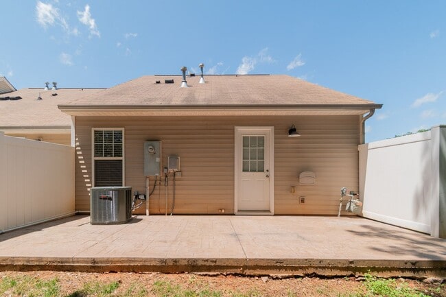 Building Photo - Charming End-Unit Townhome with Prime Loca...