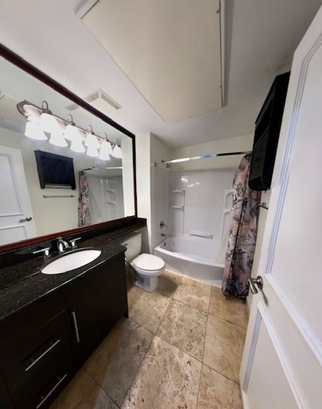 Building Photo - 1 Bedroom Condo In A Luxurious Community!!