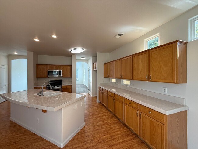 Building Photo - 4-bedroom two story in Sylvan School District!