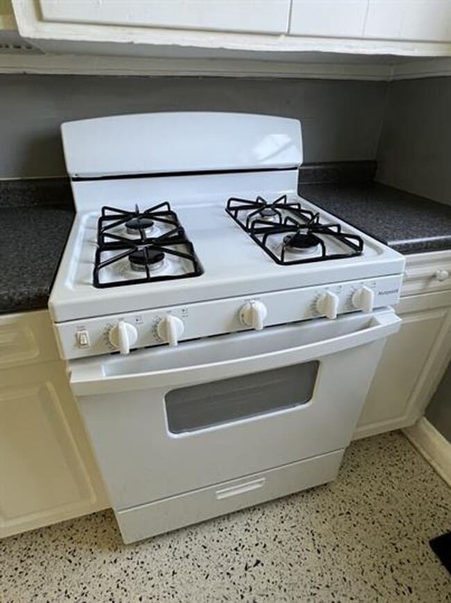 Building Photo - Spacious one bedroom detached apartment