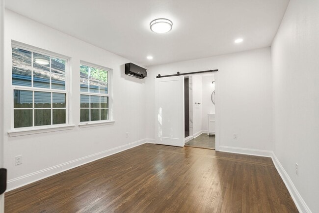 Building Photo - Stunning 2 Bedroom 2 Bath in the heart of ...