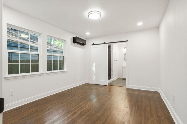 Building Photo - Stunning 2 Bedroom 2 Bath in the heart of Tulsa!