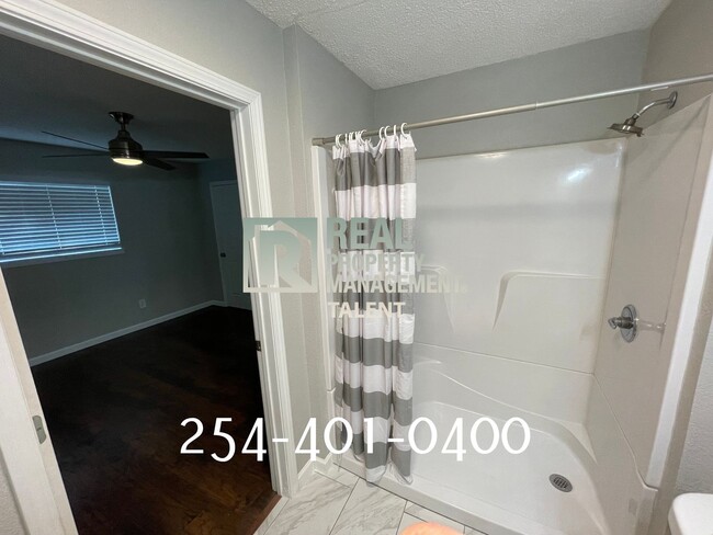 Building Photo - NOW AVAILABLE 3 Bedroom, 2 Bathroom Home f...
