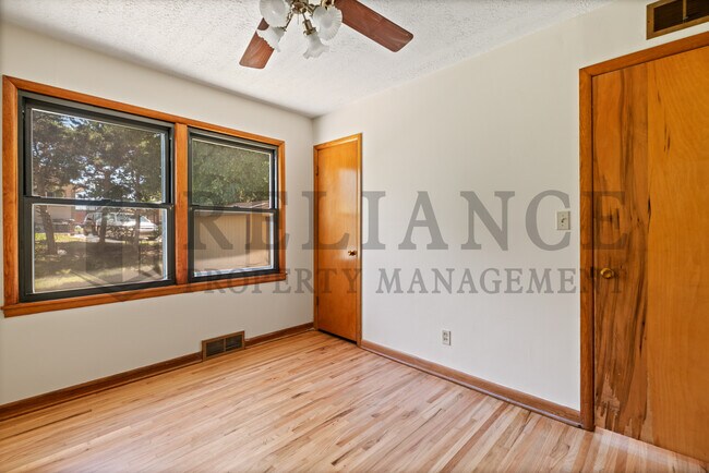 Building Photo - 860 Fabrique St