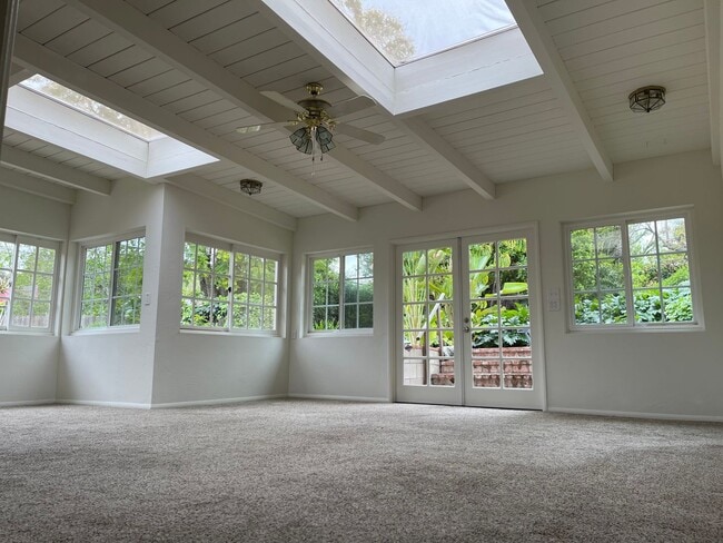 Building Photo - Charming 3 Bedroom 2 Bath Single Family Ho...