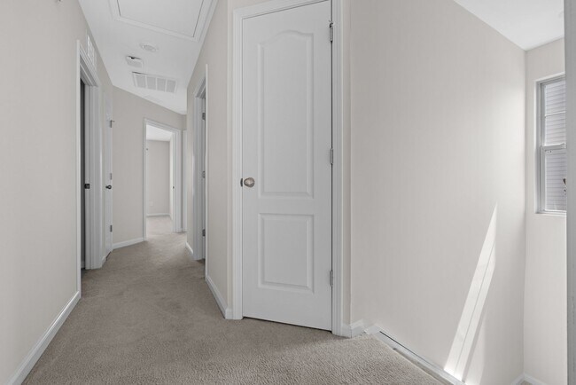 Building Photo - Beautiful 3 bed, 2.5 bath townhome in The ...