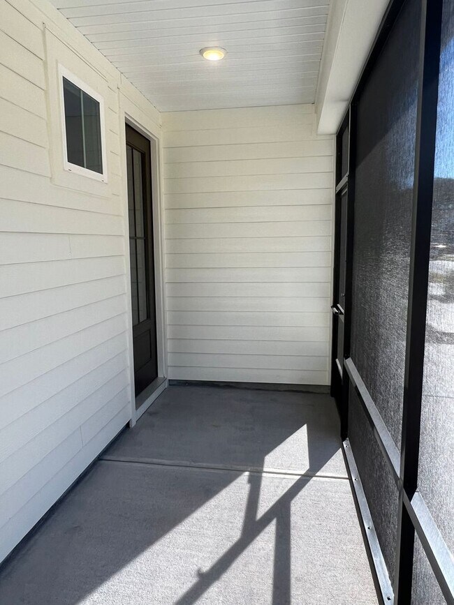 Building Photo - Lovely Three Bedroom Townhouse in Washington Square!- Ask About Our Move In Incentives