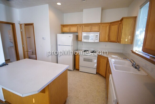 Building Photo - Beautiful Three Bedroom Townhouse - Prime Clackamas Location!