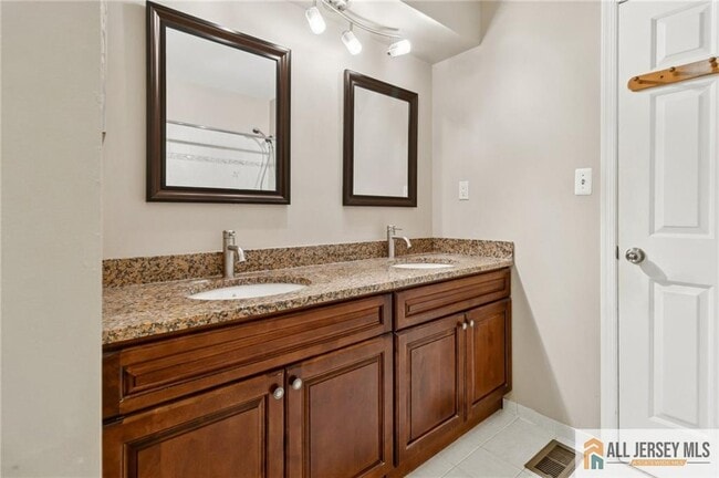 Building Photo - 10 Brookline Ct