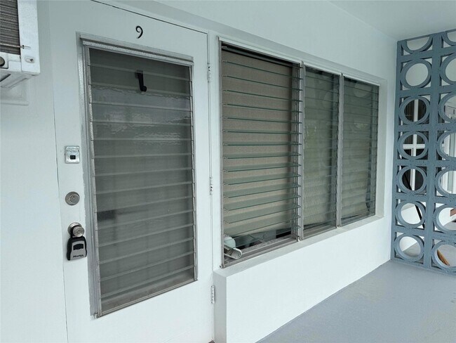 Building Photo - 1110 N Riverside Dr