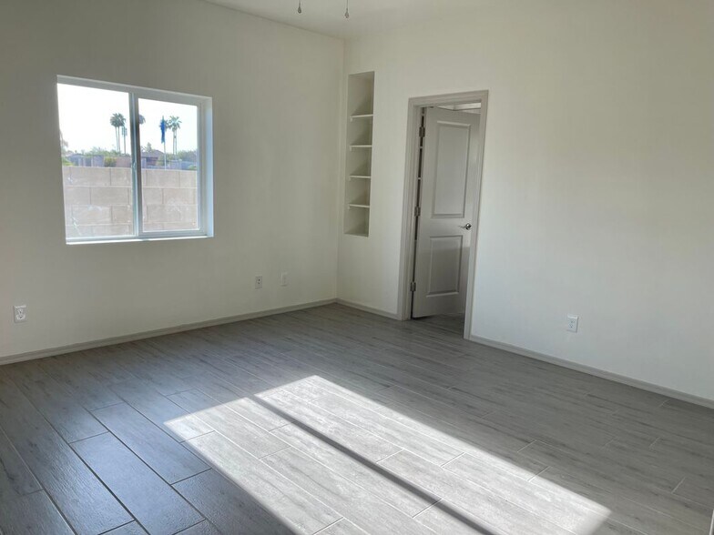 Building Photo - 1528 E Grovers Ave