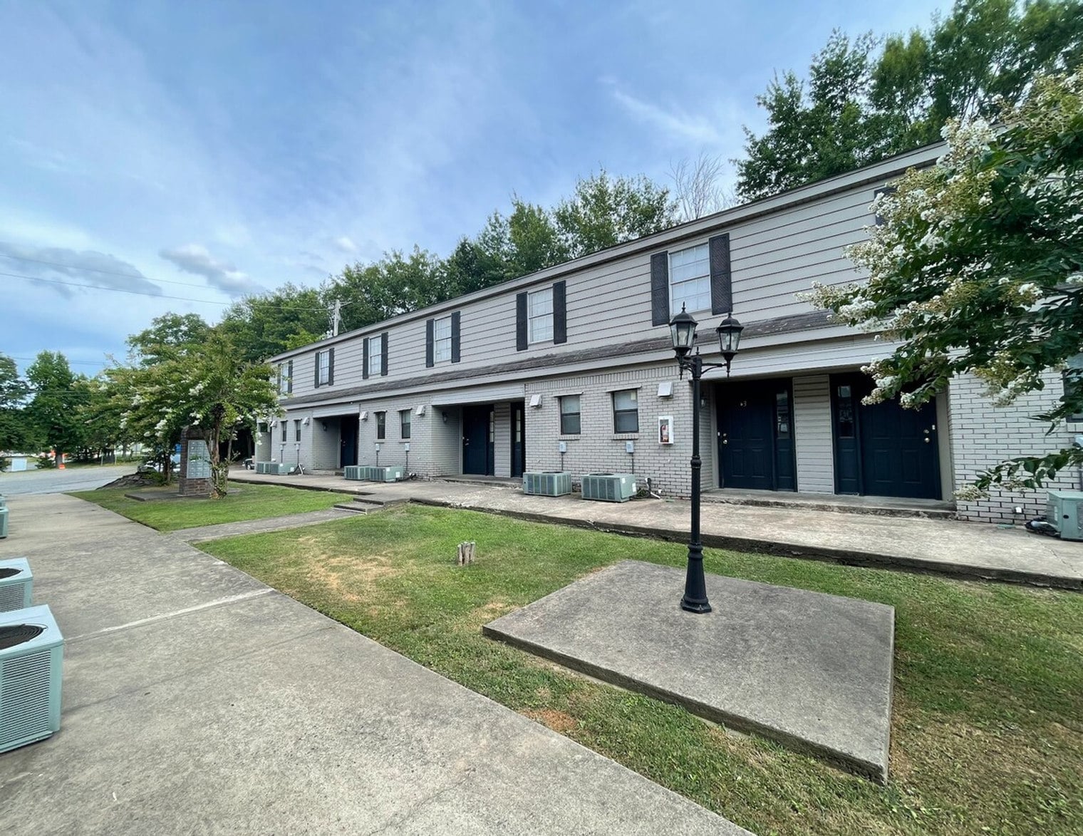 Building Photo - 620 S Cedar St