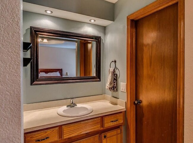 Building Photo - Charming 3-Bedroom Home — Spacious Corner Lot in Del City!