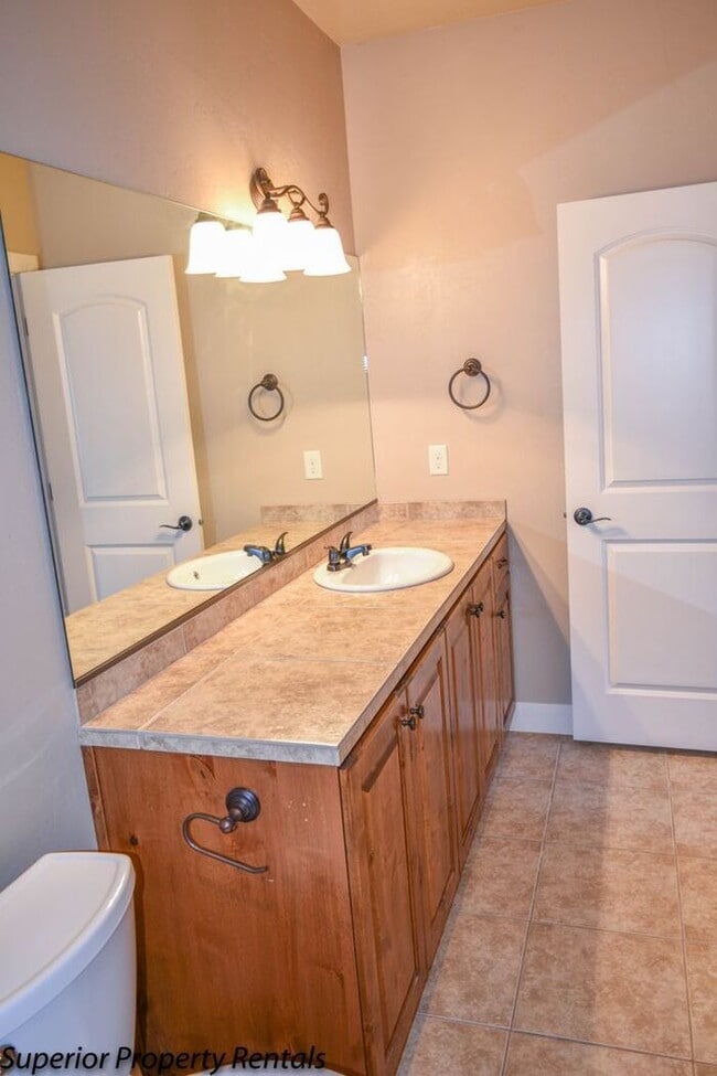 Building Photo - 4 bed, 2.5 bath duple unit w/2 car garage