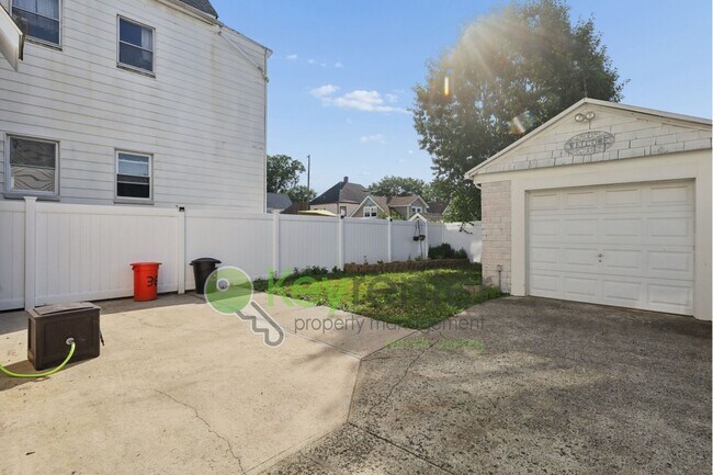 Building Photo - Spacious 4BR Single-Family Home with Garage, Driveway & Fenced Yard in Kearny