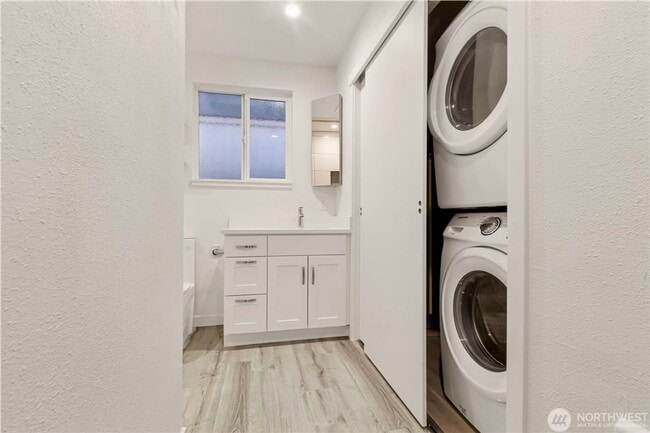 Building Photo - Lower Kennydale 3 bed/2 bath Rambler!