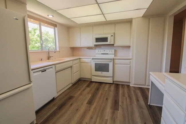 Building Photo - 298 Country Club Dr
