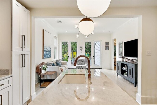 Building Photo - Gorgeous 3BD/2.5BA with Huge Backyard and Off Street Parking