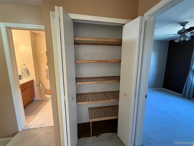 Building Photo - 15894 Cambridge Dr