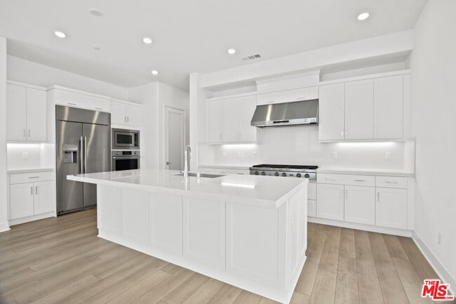 Building Photo - 147 Sawbuck