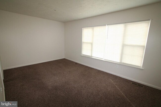 Building Photo - 124 Azalea Ct