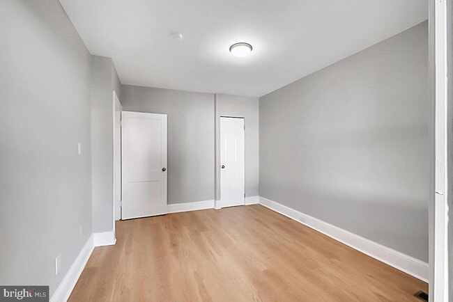 Building Photo - 727 Otis Pl NW