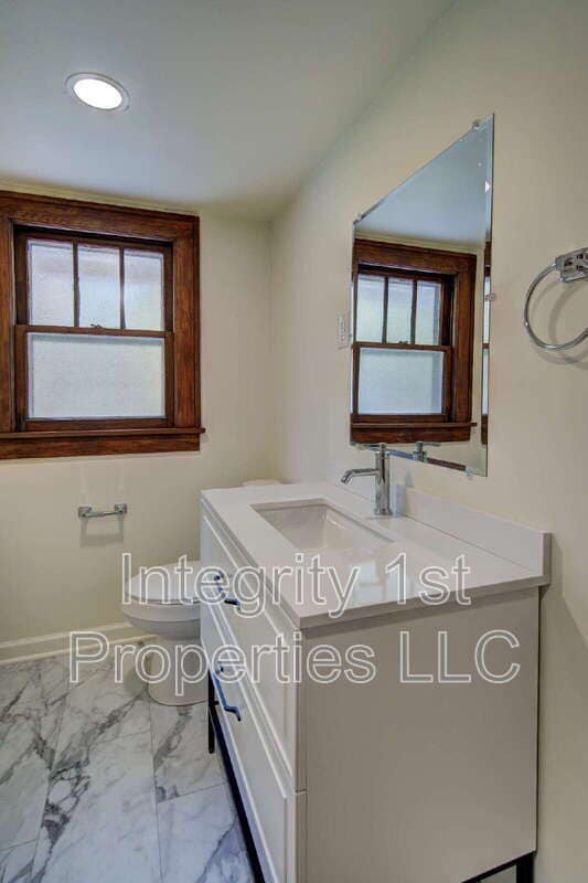 Building Photo - 4226 NE Antioch Rd