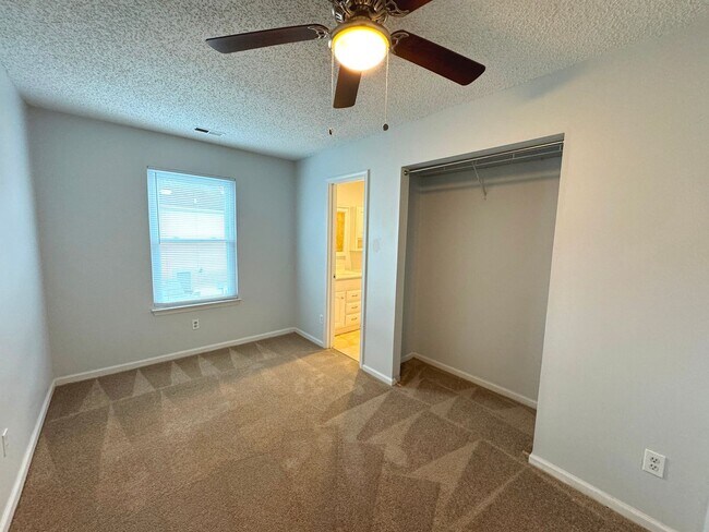 Building Photo - End unit Townhome in the heart of Chesapeake! Available Late July