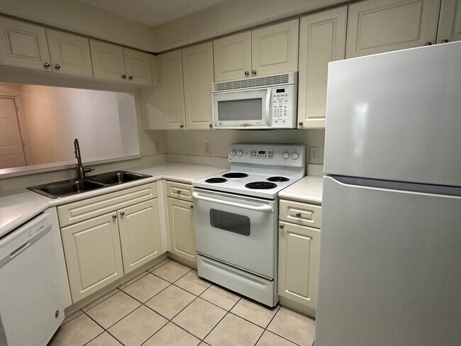 Building Photo - 3020 Alcazar Pl
