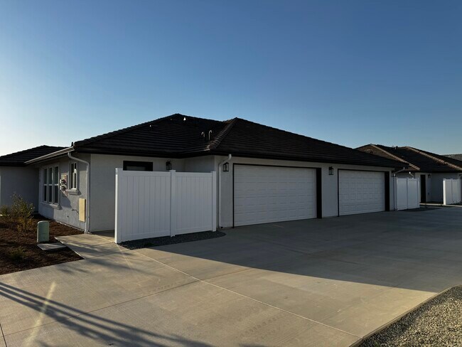 Building Photo - 2426 Oakmont Cir