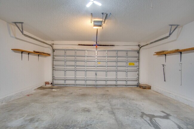 Building Photo - Spacious 3BR with Sunroom & Eat-In Kitchen – Holsberry Estates