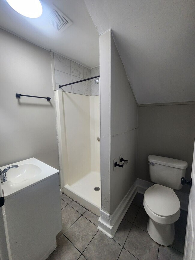 Building Photo - Spacious 7 Bedroom in West Baltimore