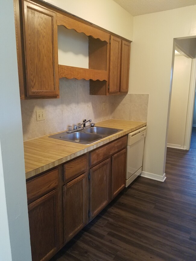 Building Photo - $995- 2/1.5 - Upstairs Unit  - Fresh Paint...