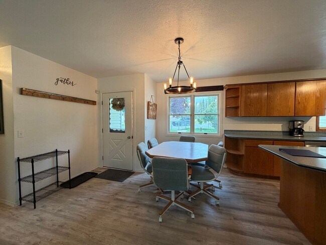Building Photo - 35920 Dawn Dr