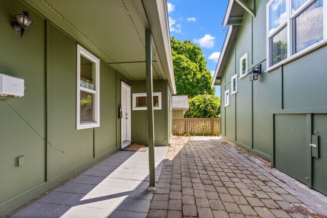 Building Photo - 1Bd/1Ba Seattle Home