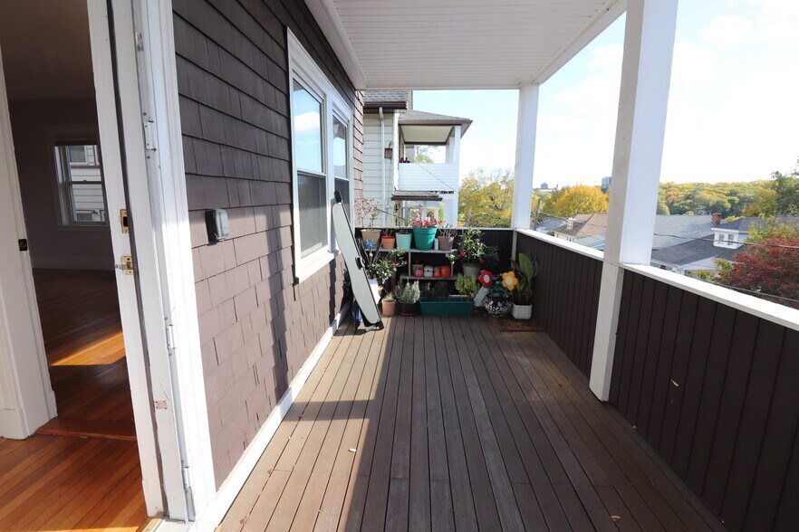 Building Photo - 39 Larch St