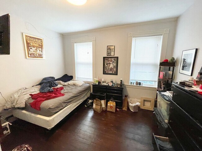 Building Photo - Modern 3 Bed with Private Deck + In-Unit L...