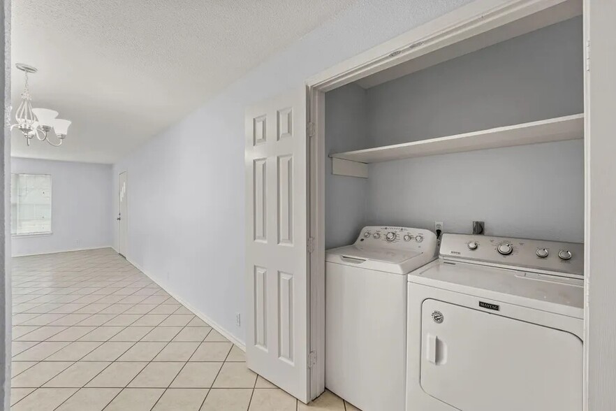 Building Photo - 10911 Marchant Cir