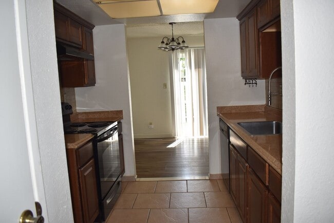 Building Photo - Woodstock Green Townhome unit with a commu...